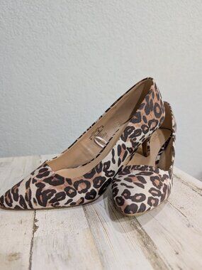 Jaclyn Smith Leopard Print Zoey 2 Inch Heels Excellent Condition Fabric NonSlip